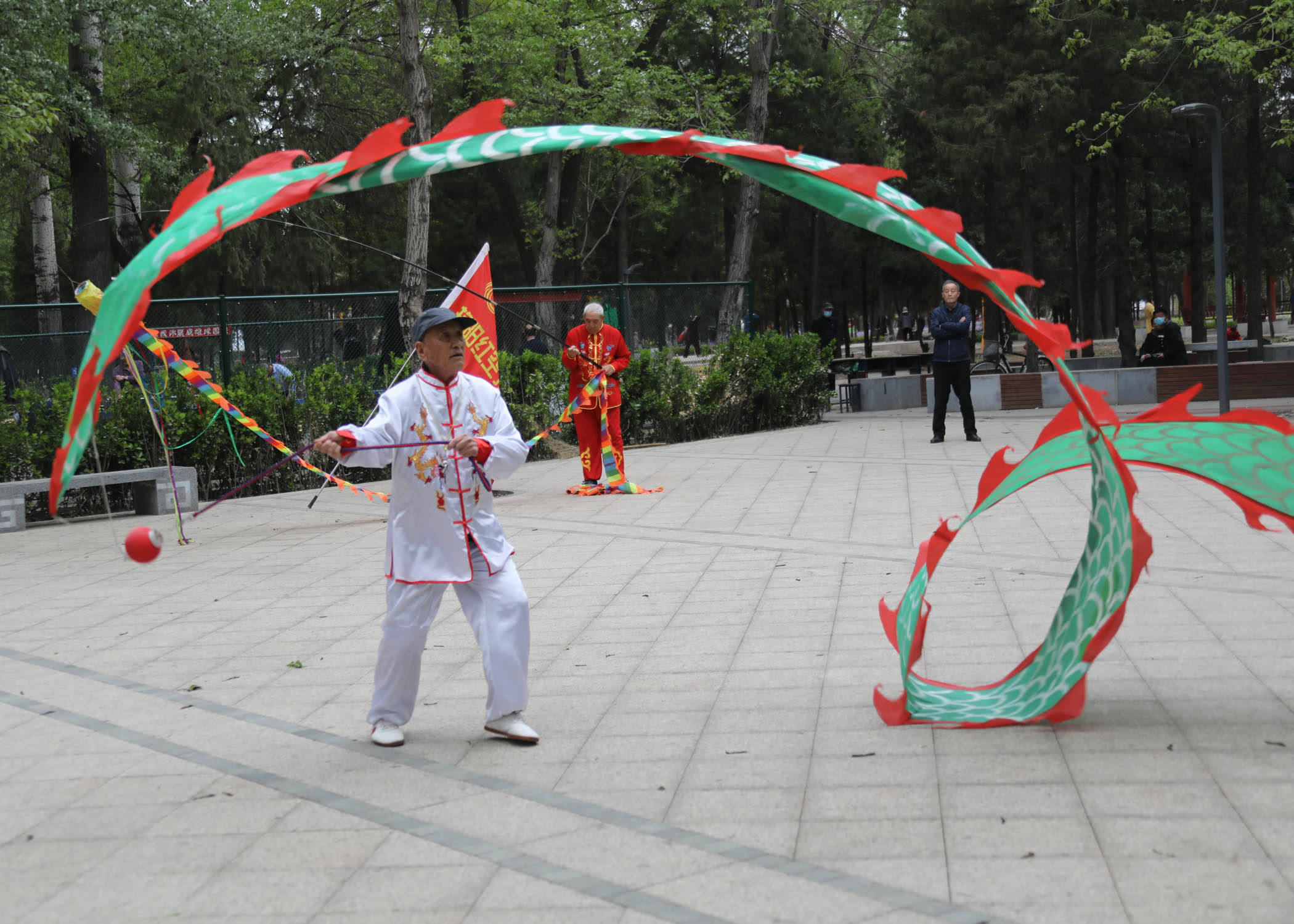 长治艳阳红空竹队在太行公园玩出了新花样