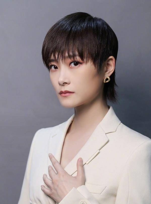 原创李宇春为显腰瘦好拼白色西装外绑3圈腰带你能说她不美吗