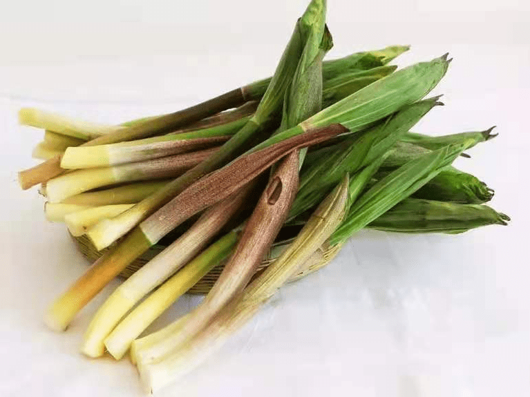 制作:准备食材:雪笋250克,蒜,小米辣,盐,味精,白糖,酱油,醋,把雪笋