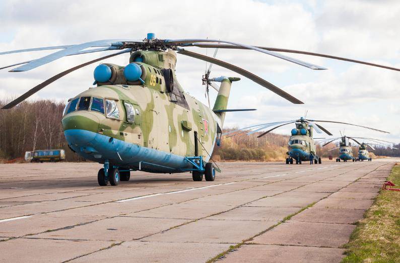 俄罗斯直升机方队在莫斯科地区的阿拉比诺上空进行阅兵演练