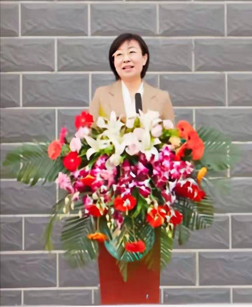 交给家长珍藏;新团员由家长佩戴团徽后,齐聚团旗下进行庄重的入团宣誓