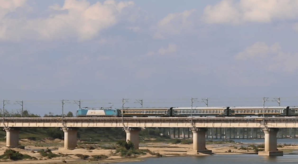 在著名的革命老区红安,合武铁路是老区人民的致富路,幸福路.