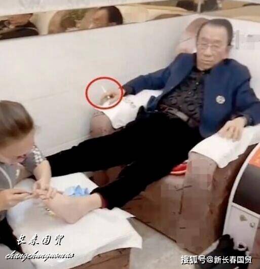 75岁侯耀华现身饭局，抽着烟与美女热聊，曾多次被拍公共场所吸烟
