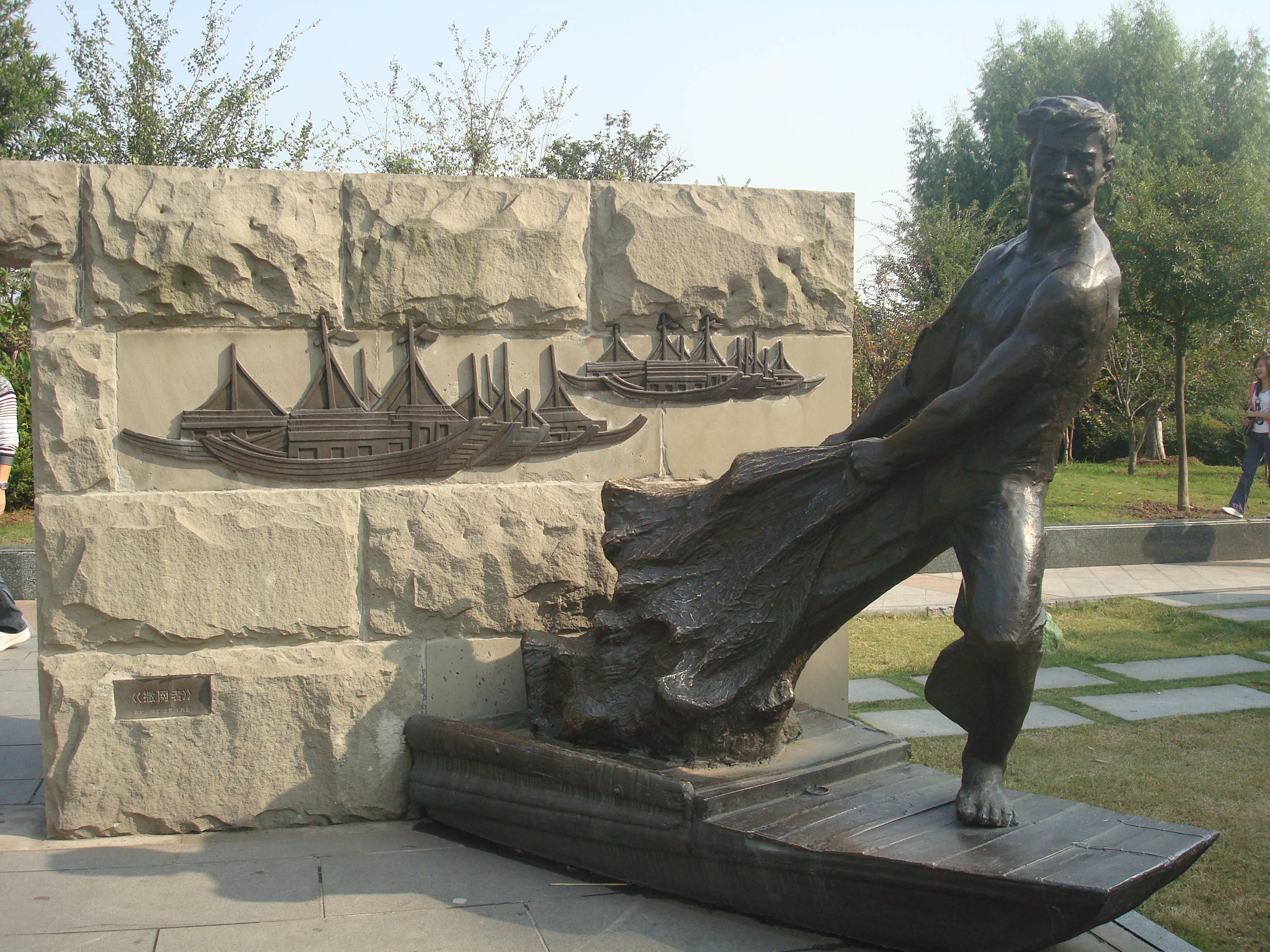 大型铜雕公园雕塑,传统文化铜雕,情景雕像海岸上停着一艘艘渔船,渔船