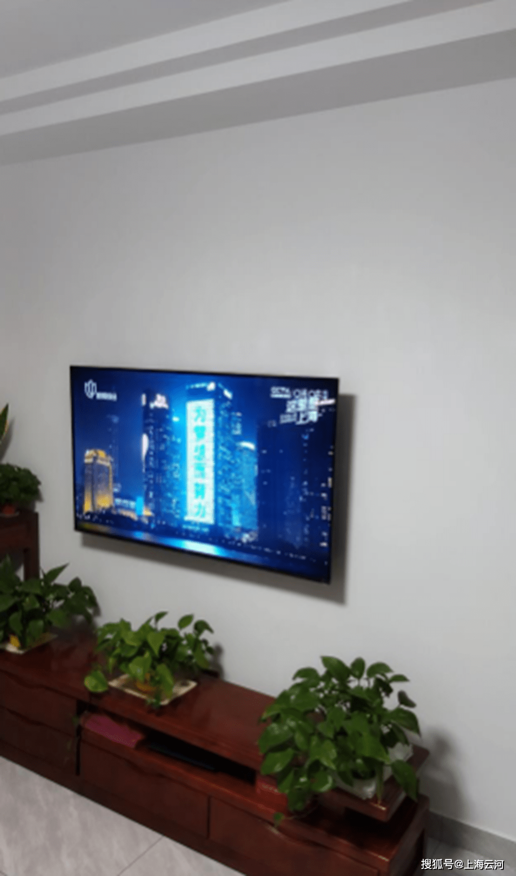 原创客厅里电视机尺寸的选择能放多大屏幕的就尽量挑屏幕大的吧