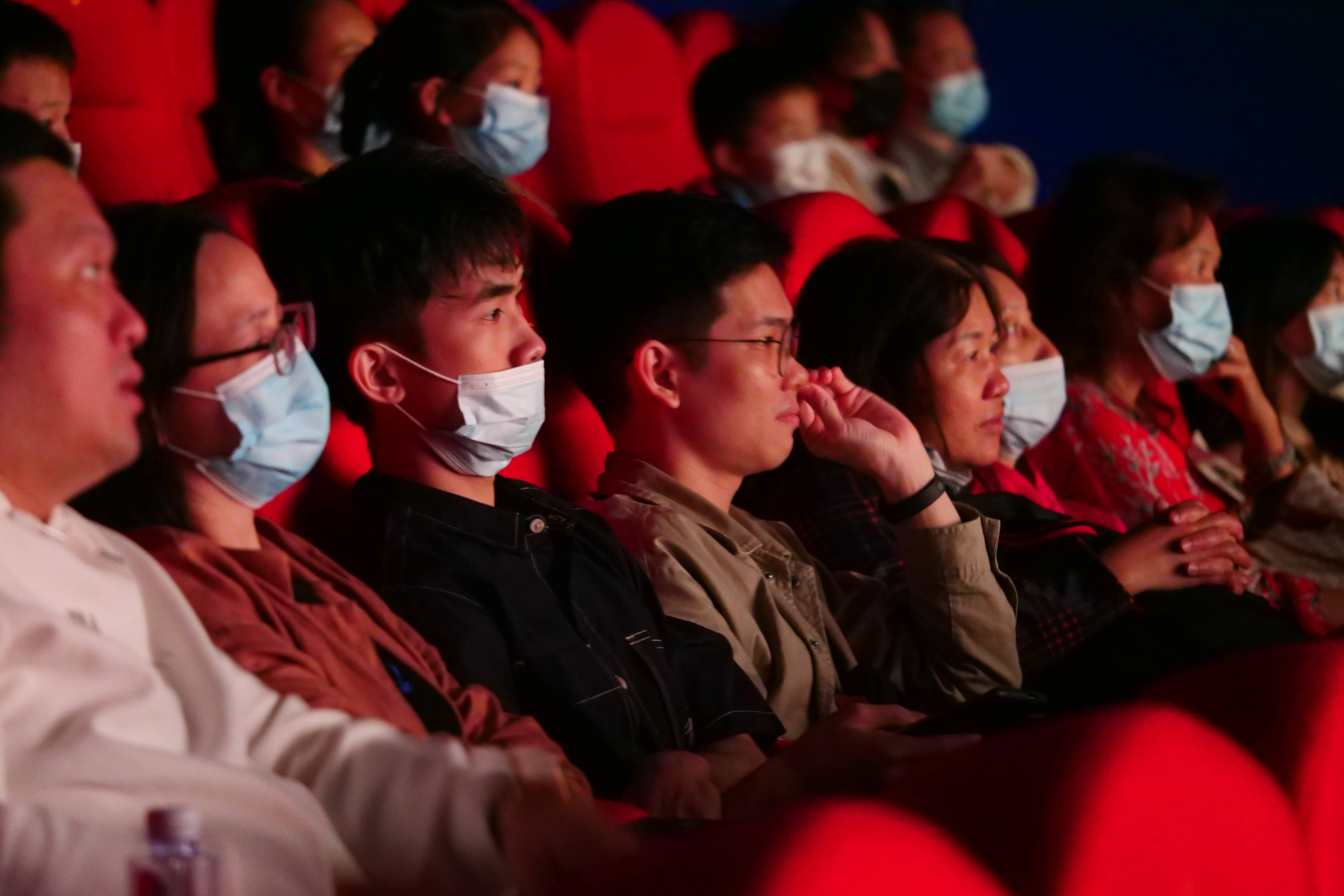 现场观众看完电影感动落泪观影现场观众被电影感染潸然泪下现场观众