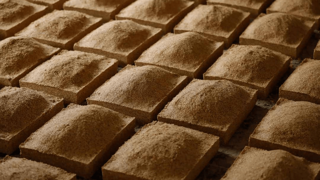 在端午节前后,制曲师都在忙着踩曲,制曲,预示着新一轮的酿酒活动正式