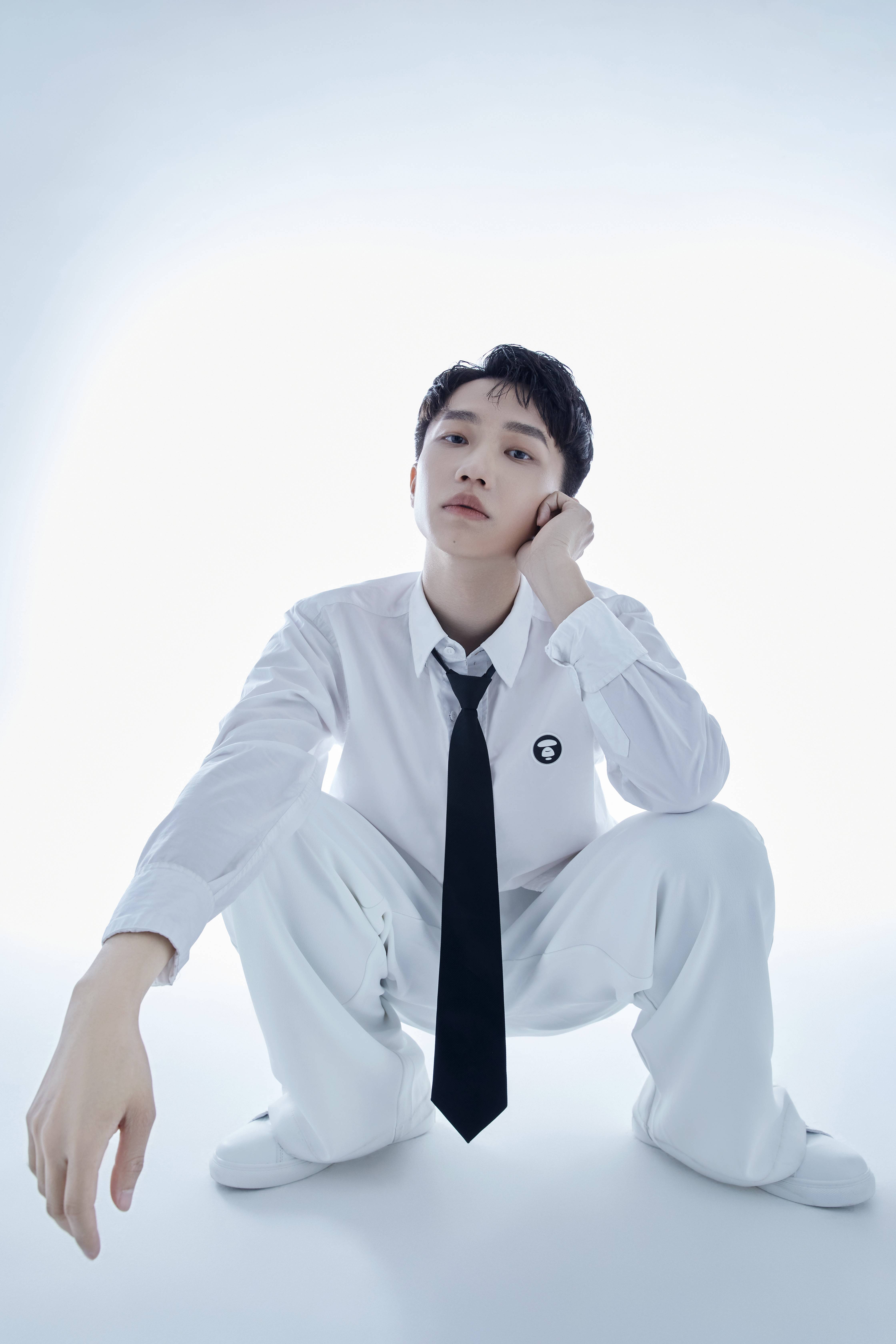 除了以上方面的进阶,这个宝藏男孩敬子兮在服装搭