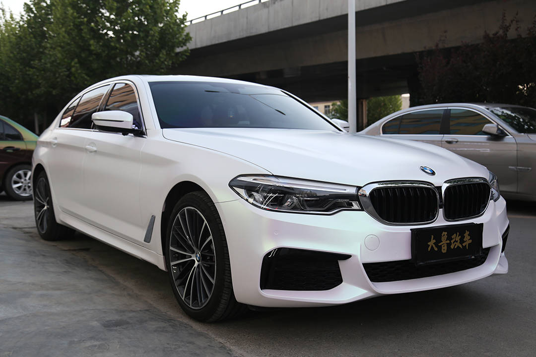 掷地有声焕然而至宝马五系全车改色车衣裳曙光白