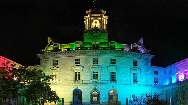 美国波特兰市政厅如彩虹般绚烂