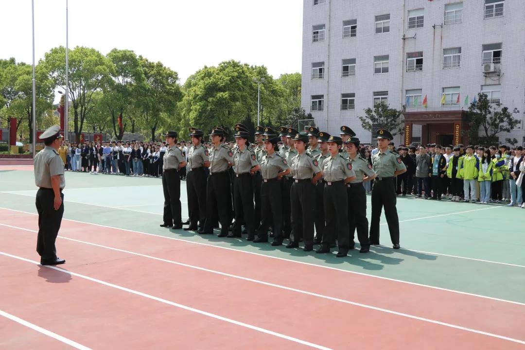 岳阳城区首个国防教育特色班开办 岳阳富岳科技职业学校正式授旗