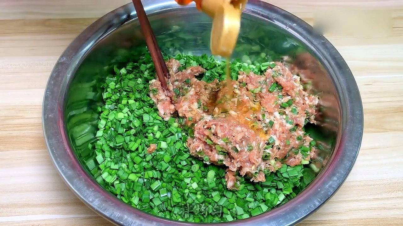 欢乐番茄丨韭菜肉馅包子怎么做好吃?调馅和蒸法很重要!