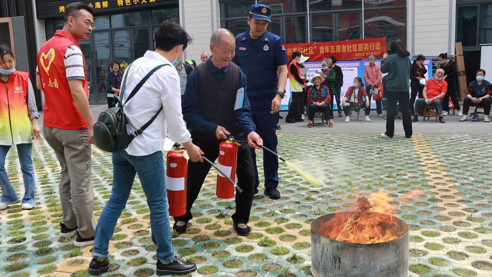 社区老人学消防用起灭火器丝毫不含糊