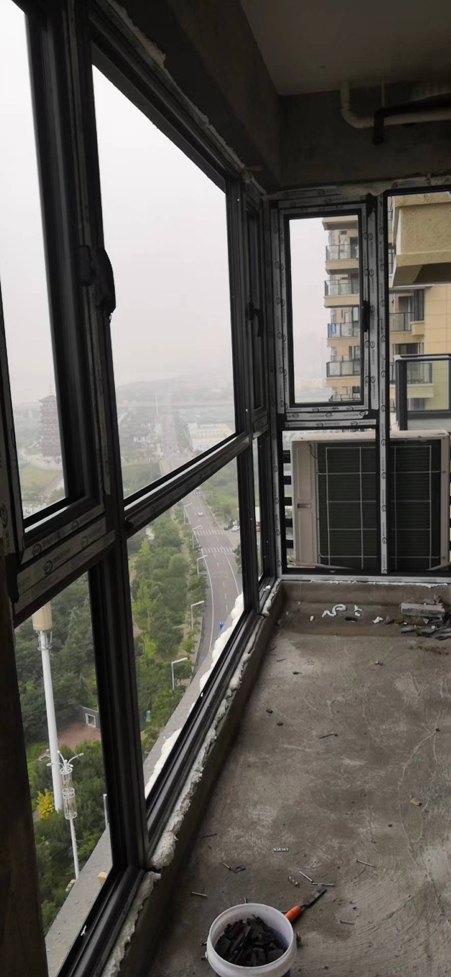 洛阳君河湾高层封阳台70断桥铝外开门窗安装实景效果