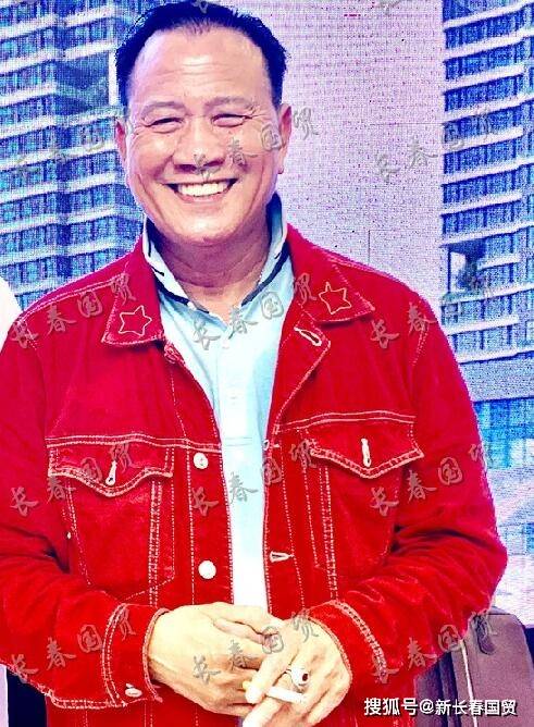 64岁万梓良近照曝光满脸皱纹显苍老与昔日判若两人