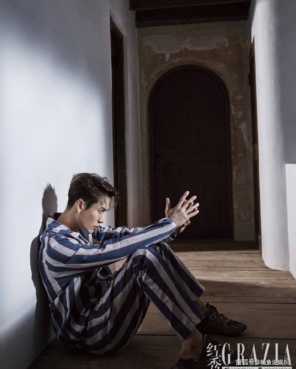 原创王嘉尔红秀杂志大片曝光花衬衫雅痞范十足霸道总裁好迷人