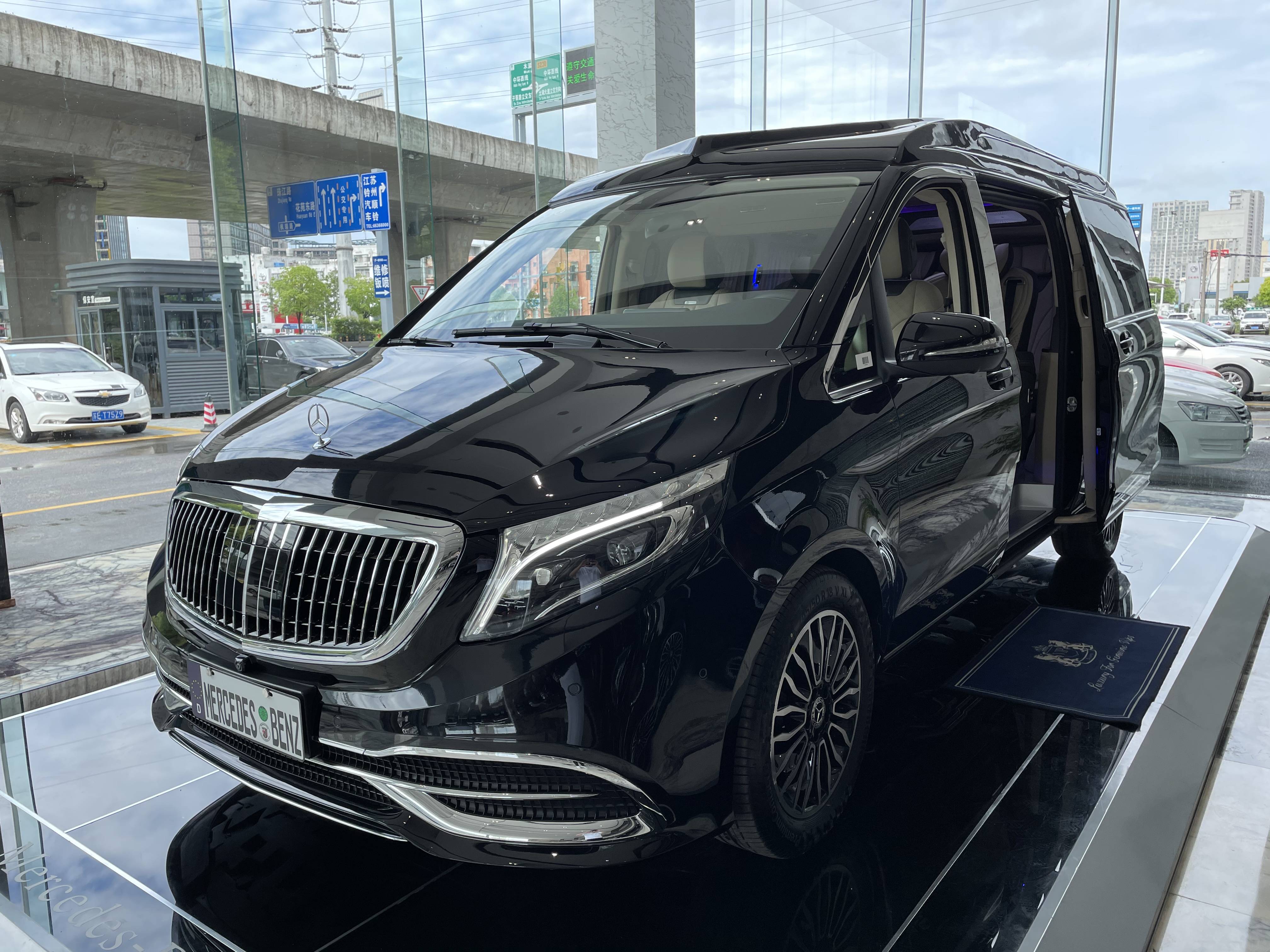 高顶v260迈巴赫包围外黑内米设计的七座商务车