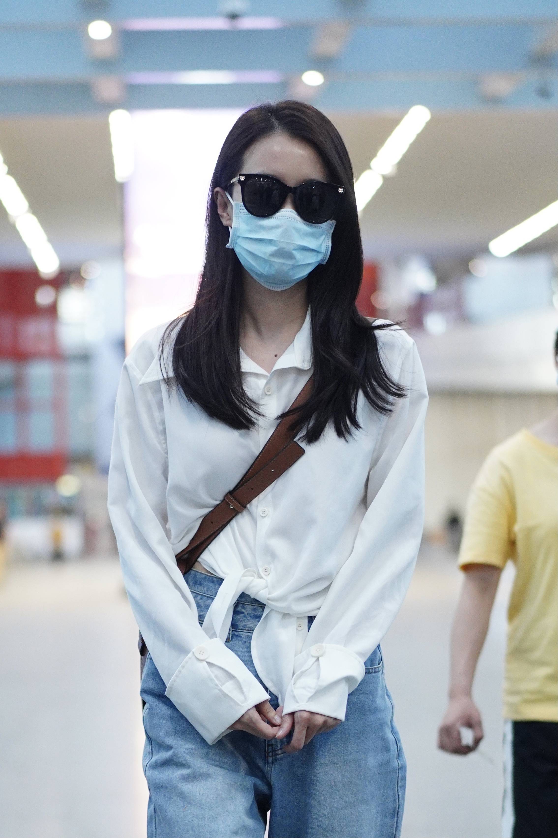 1/ 6 2021年5月17日,北京,张小斐现身机场.