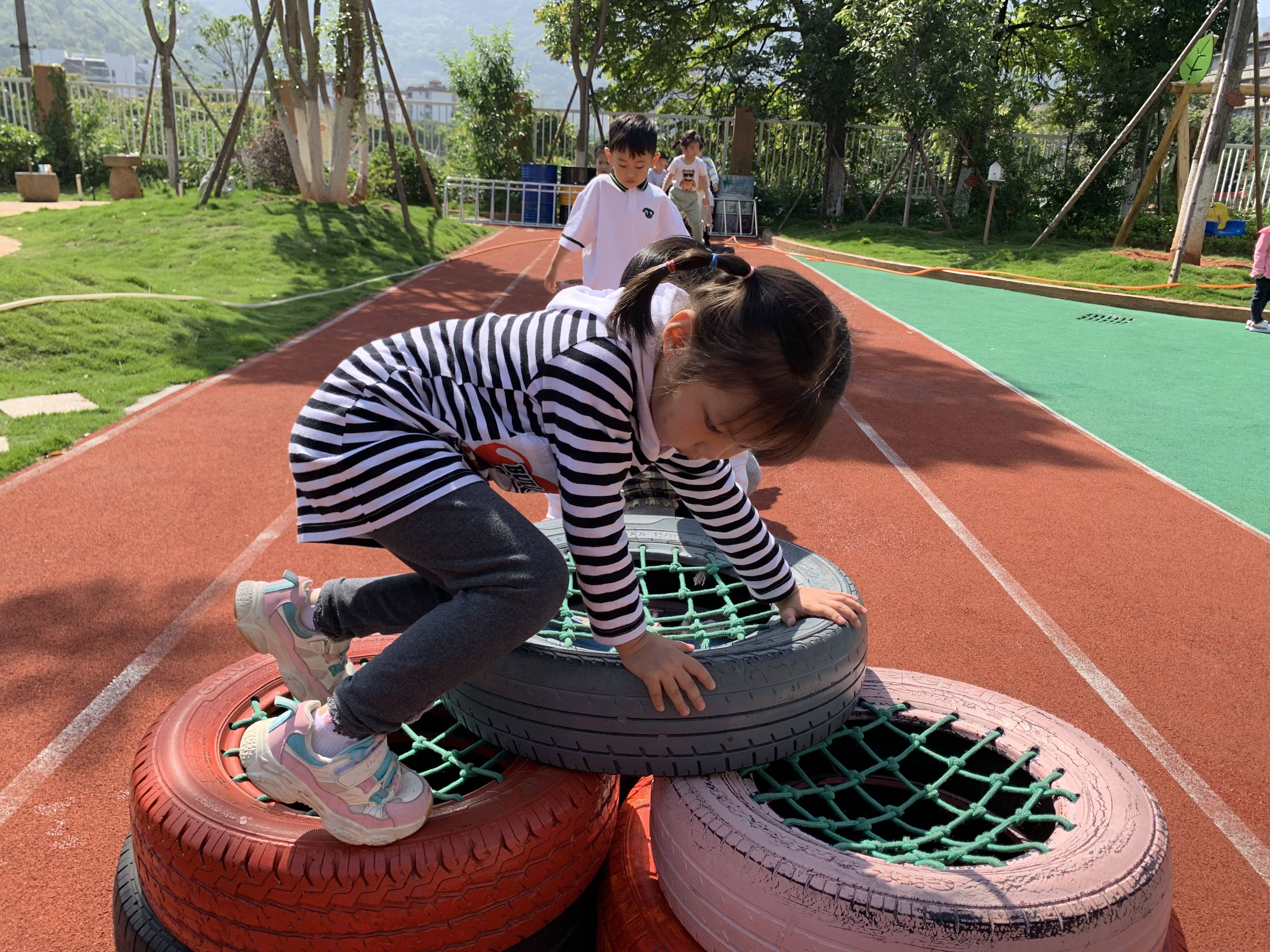 美轮美奂快乐无限三钢二幼小八班户外体育游戏活动