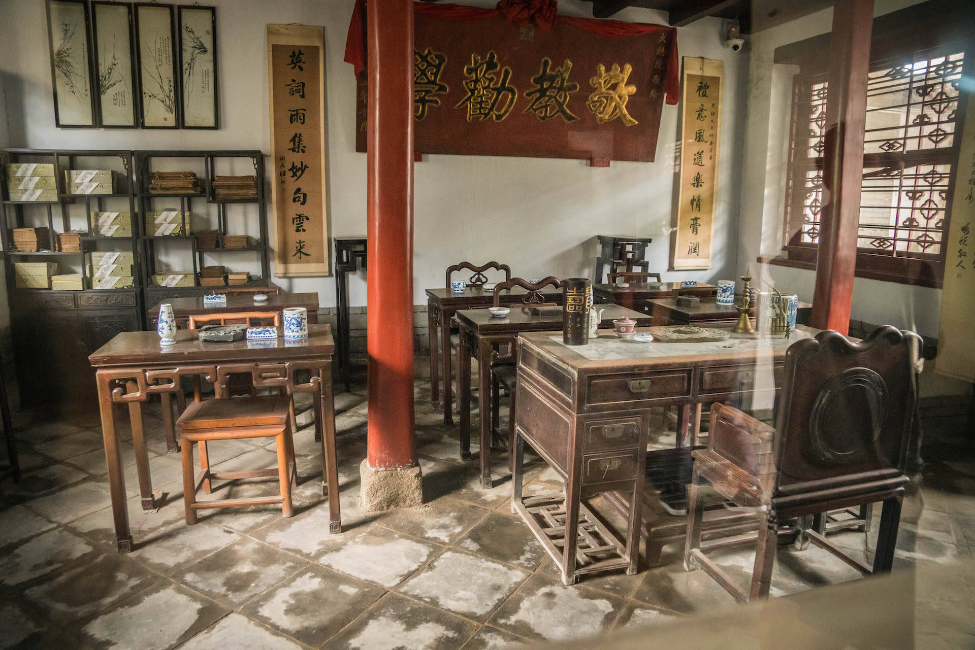 读书的子弟为官者众多,光考中举人进士就有100多人,而经商的子弟更是