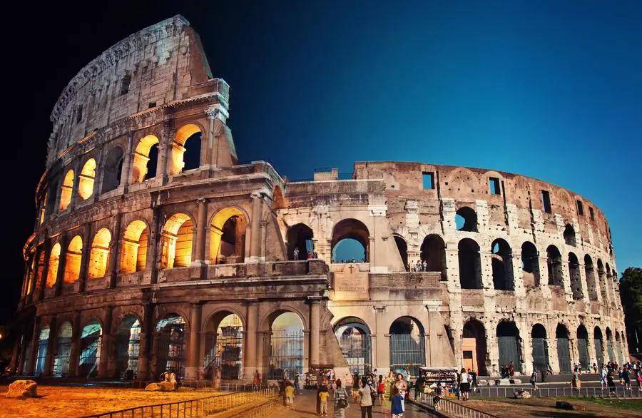 羅馬鬥獸場(意大利語:colosseo,英語:colosseum),原名弗拉維圓形劇場