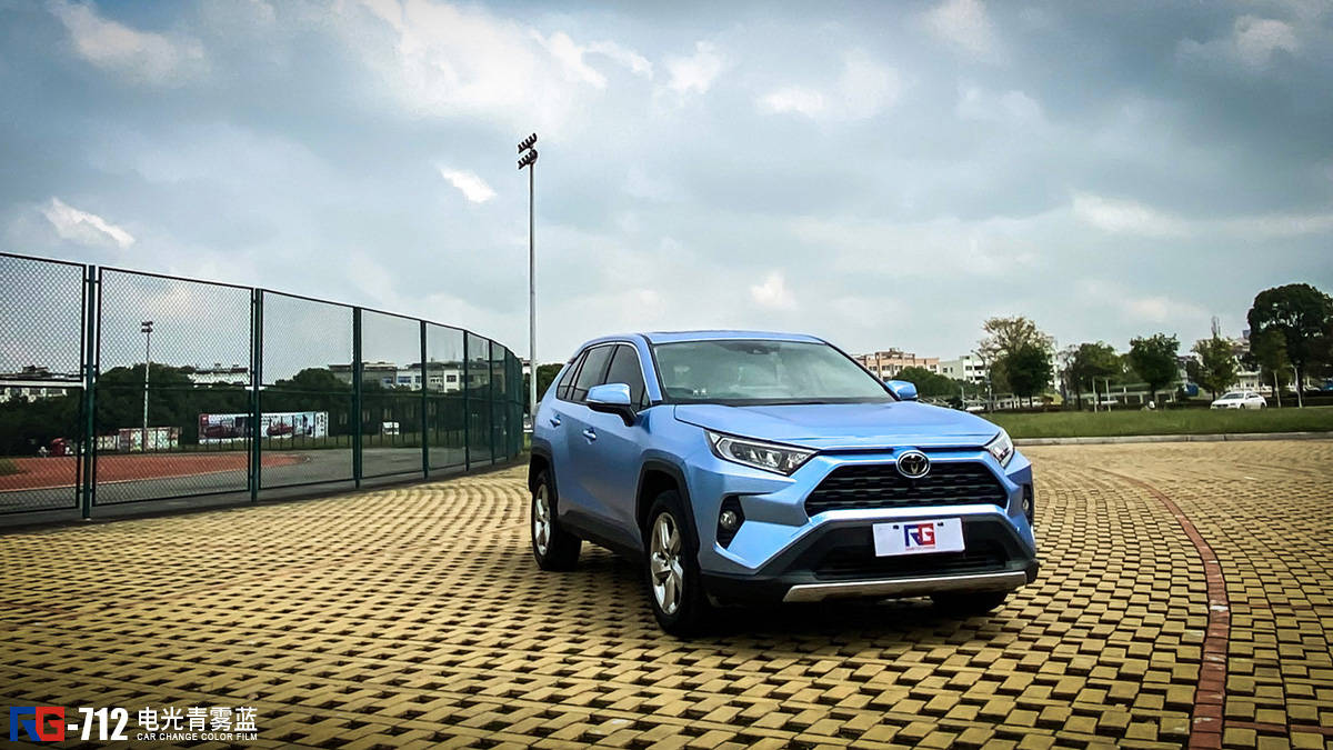 丰田rav4车身改色膜电光青雾蓝,给自己得爱车换个颜色就像自己换个