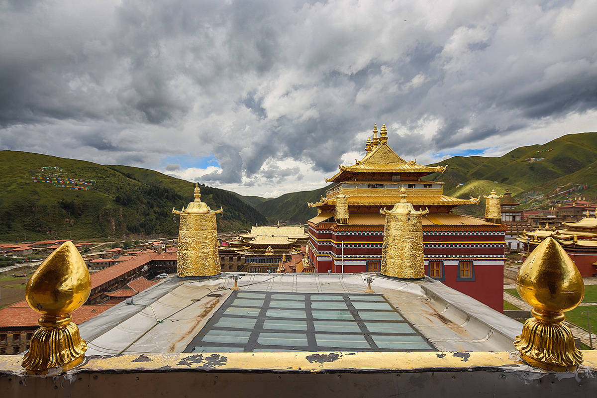 中壤塘財神居住地覺囊派三大寺位於中壤塘鄉境內,距縣城43公里,海拔