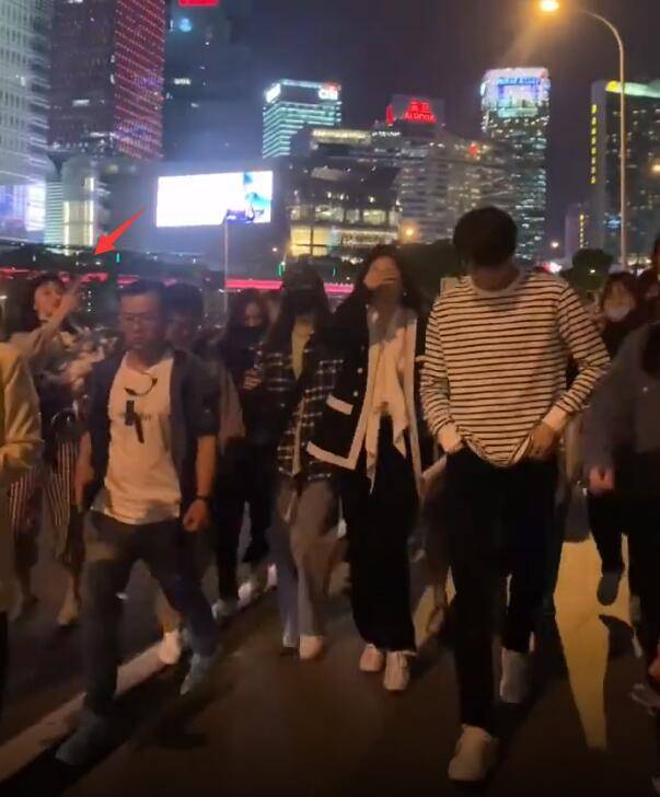 杨幂被拍害羞用剧本挡脸 与许凯当众撒糖!