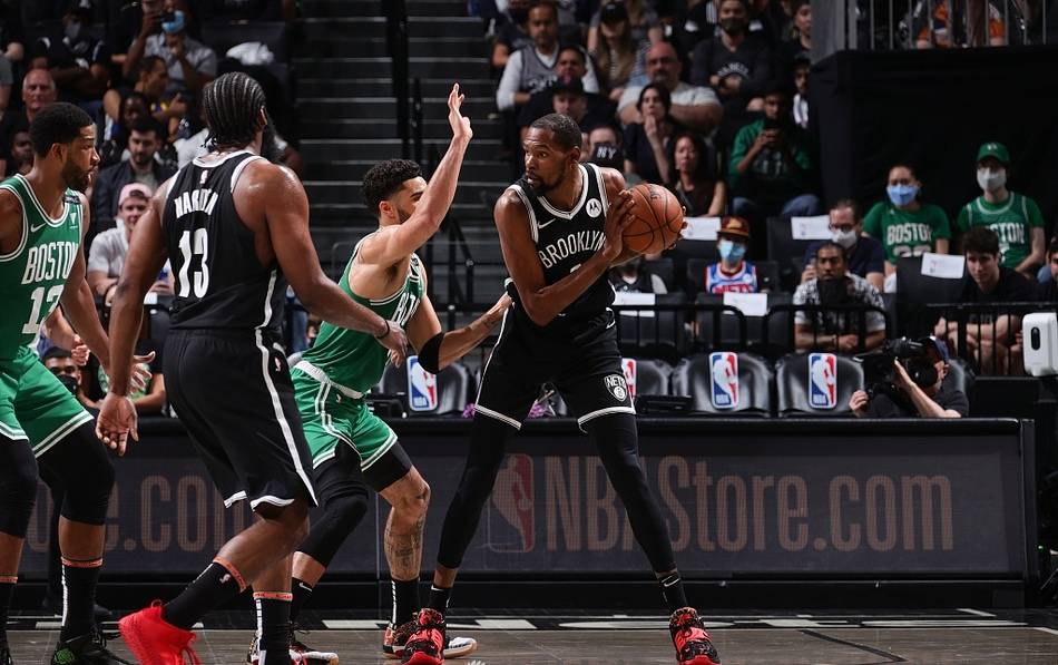 三巨头合砍82分蓝网轻取绿军迎季后赛开门红