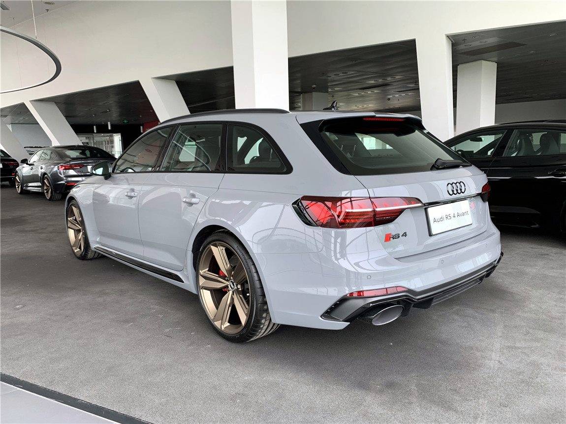 最新款 奥迪 rs4 avant 纳多灰/黑内