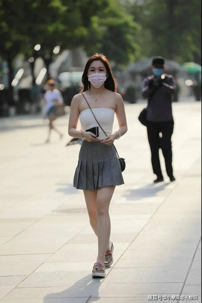 街拍这位美女,身穿白色抹胸上衣,真迷人