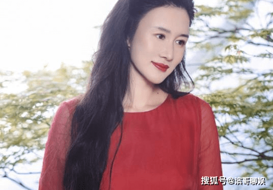 原创69岁张纪中带妻子秀恩爱杜星霖手里戴很多钻戒两人太宠溺了