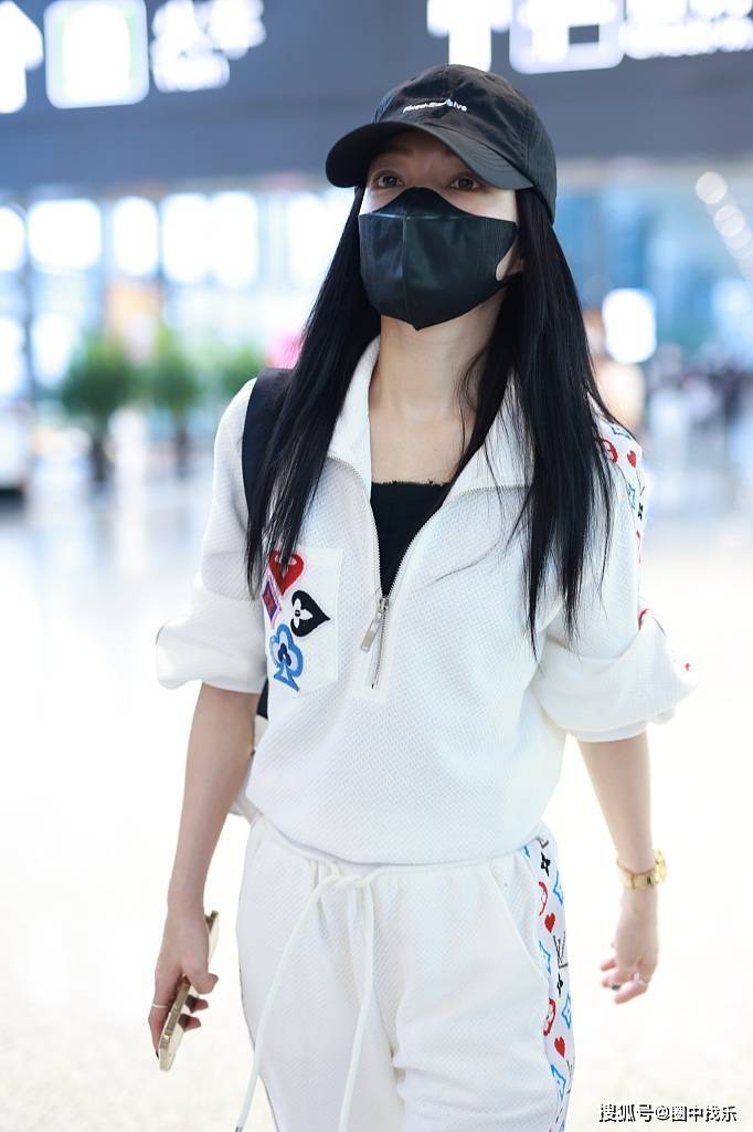张韶涵穿白色运动套装亮相机场