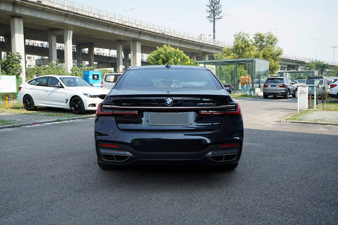 宝马m760li xdrive 蓝晶黑/阿玛瑞恩红 最新款