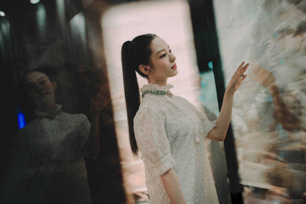 吉娜高马尾写真青春复古 唇红齿白美貌会发光