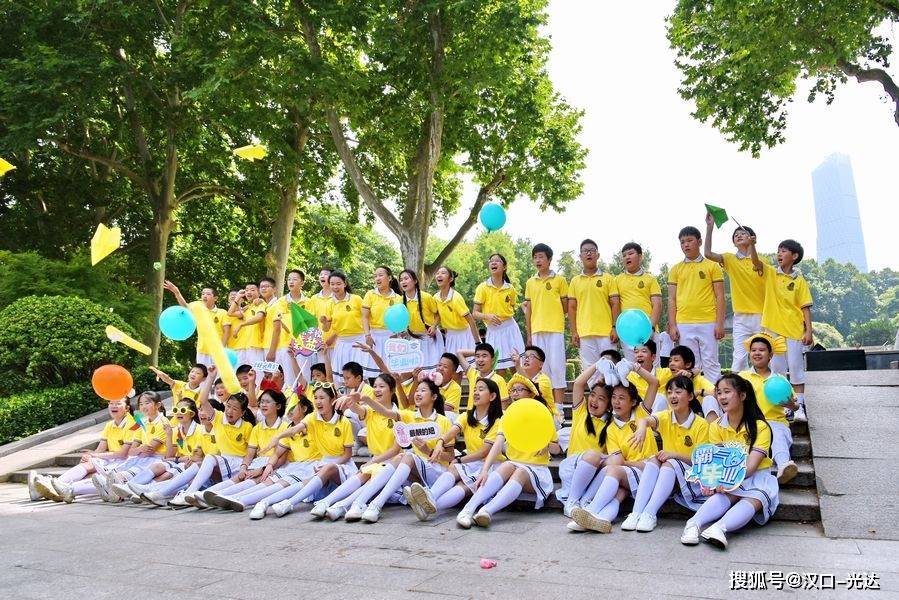 六一儿童节武汉市育才小学六3班全体同学喜拍毕业照