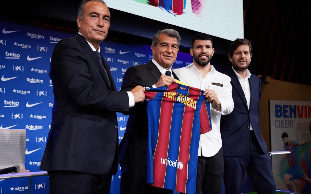 高清图:阿圭罗完成签约亮相 穿巴萨球衣笑容满面