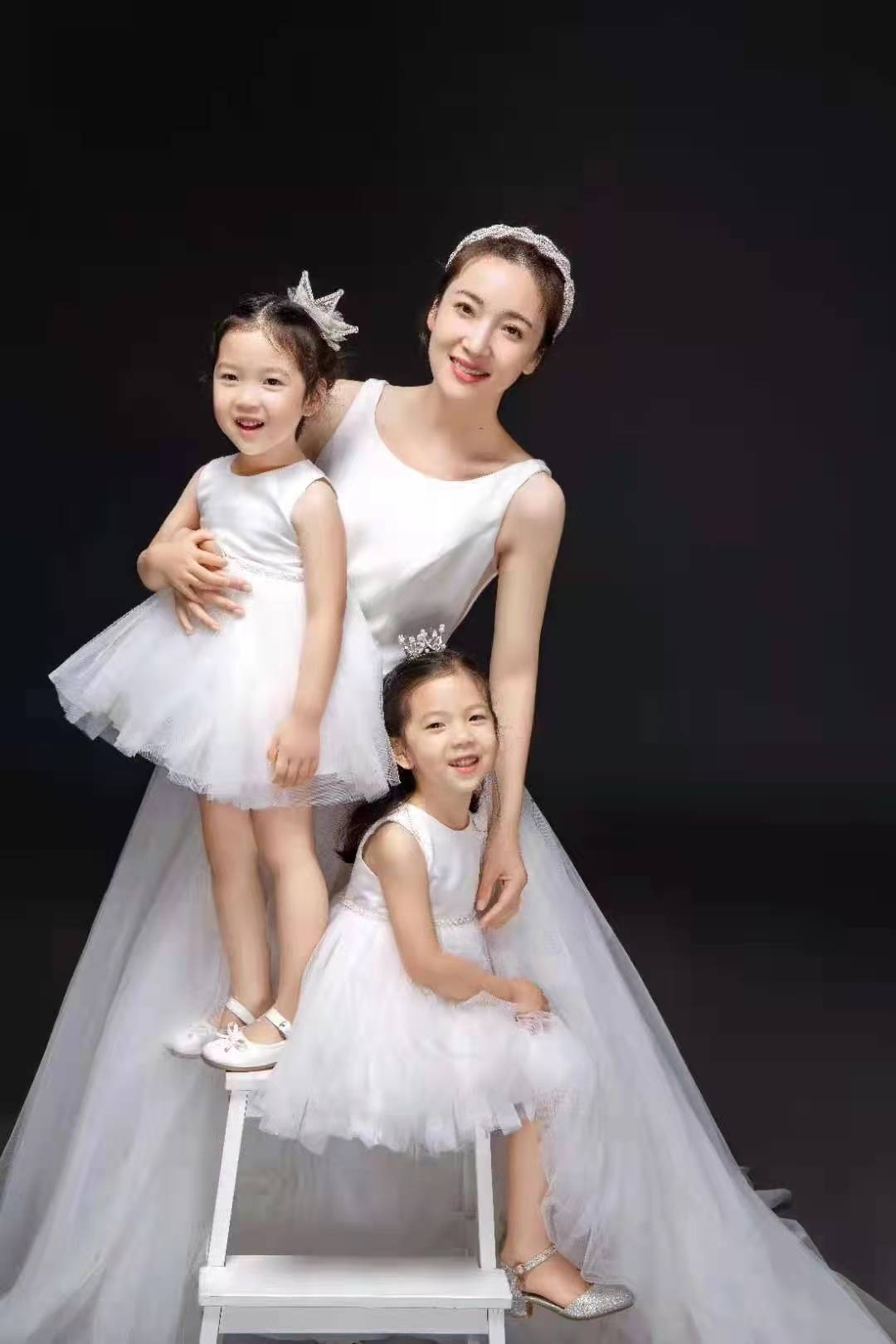 甜美温馨超有爱王妍苏亲子写真首次曝光