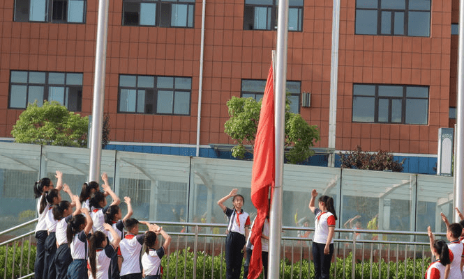 放飛童心快樂成長棗莊市二十九中小學部第十四周升旗儀式