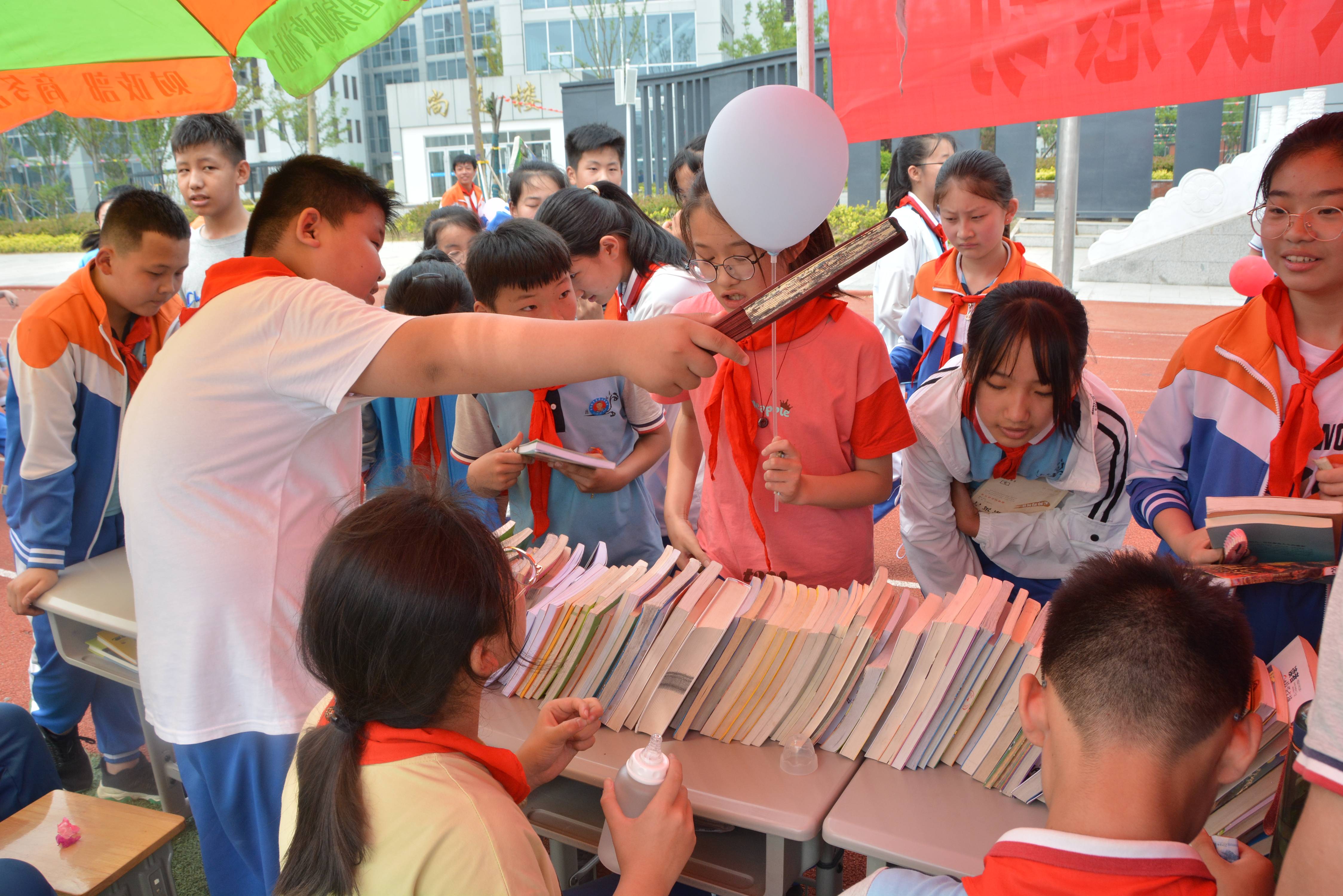 山东临沂杏园教育集团汤头校区盛大举行爱心义卖暨红领巾书市活动