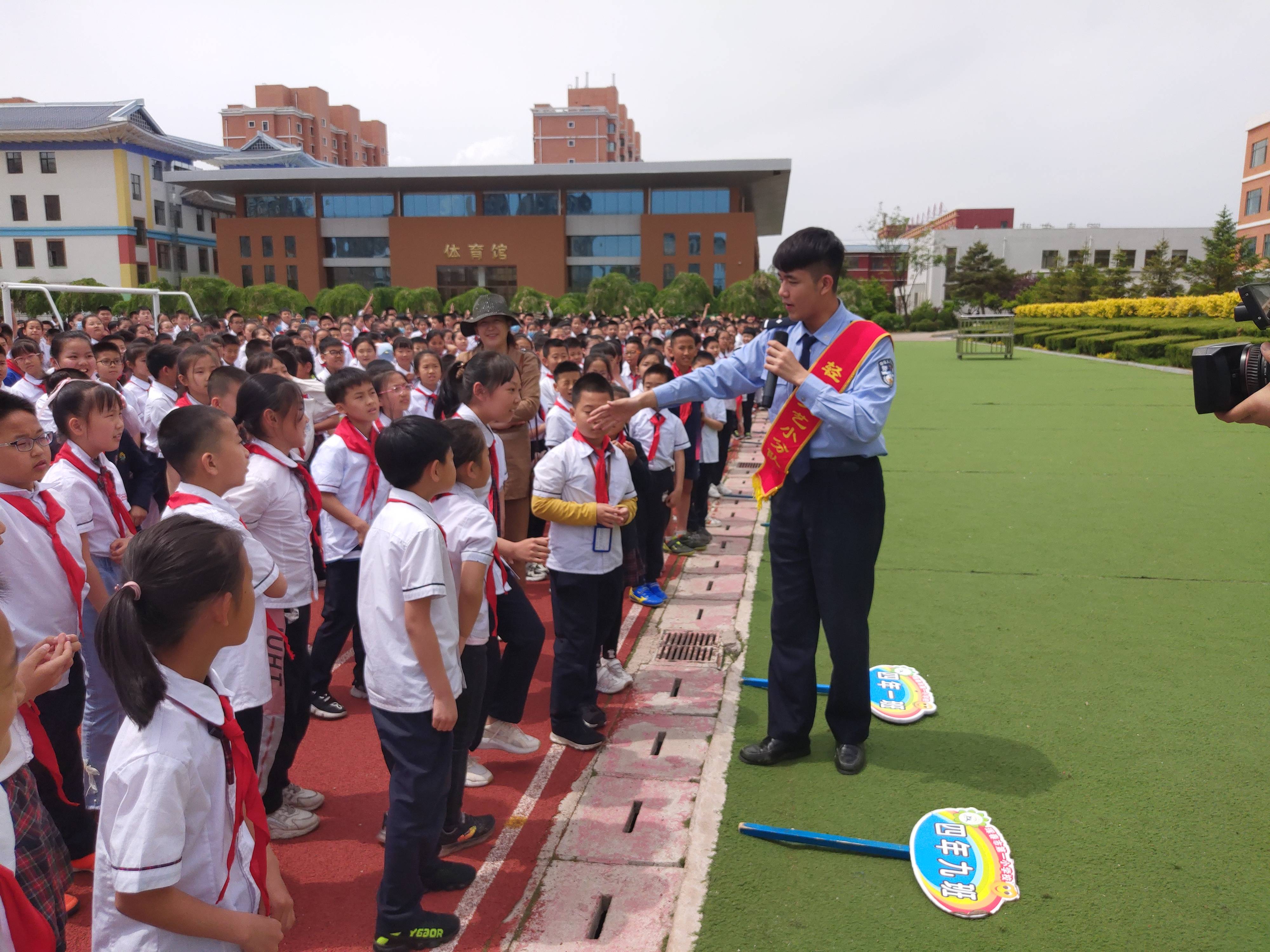 沈阳铁路公安局轻骑兵文艺宣传队走进珲春市第一小学开展铁路沿线法制