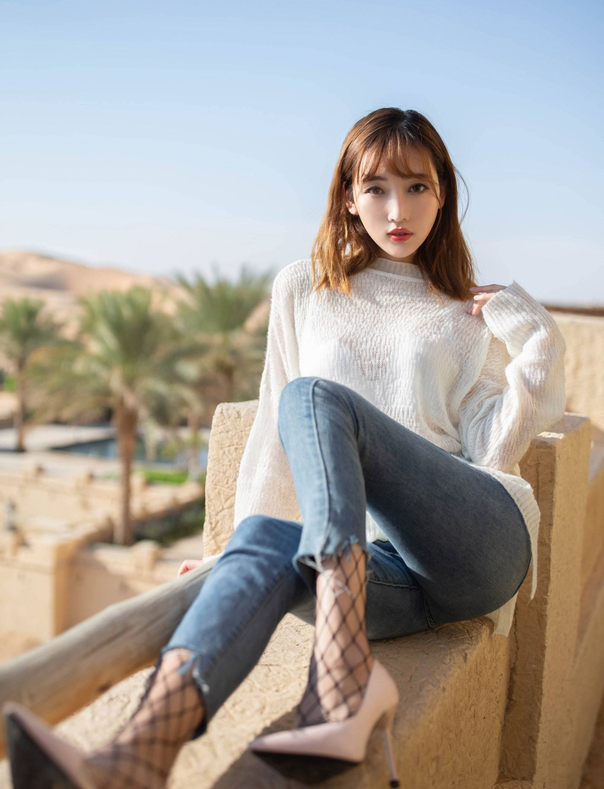 穿牛仔裤高跟鞋的性感小美女,美女这身穿搭十分亮眼