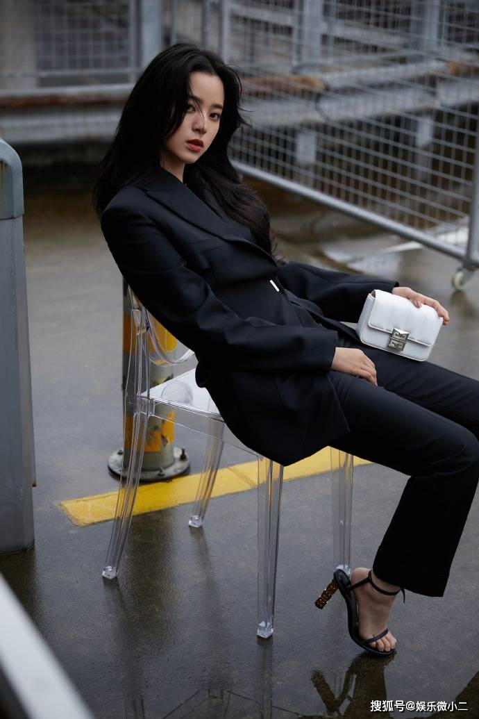 欧阳娜娜熟女风西装小秀深v 坐姿霸气眼神好撩人