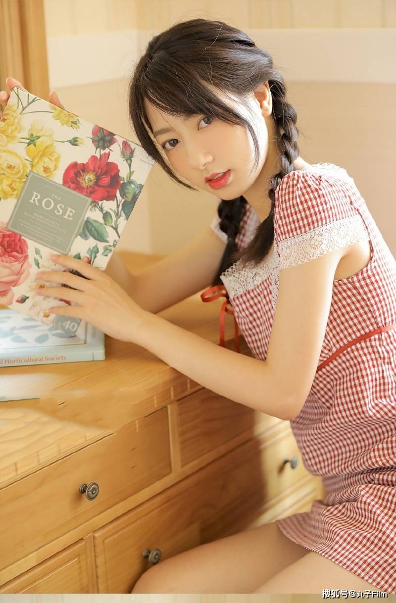 性感美女时尚写真:麻花辫小姐姐大长美腿,清纯甜美可爱迷人!
