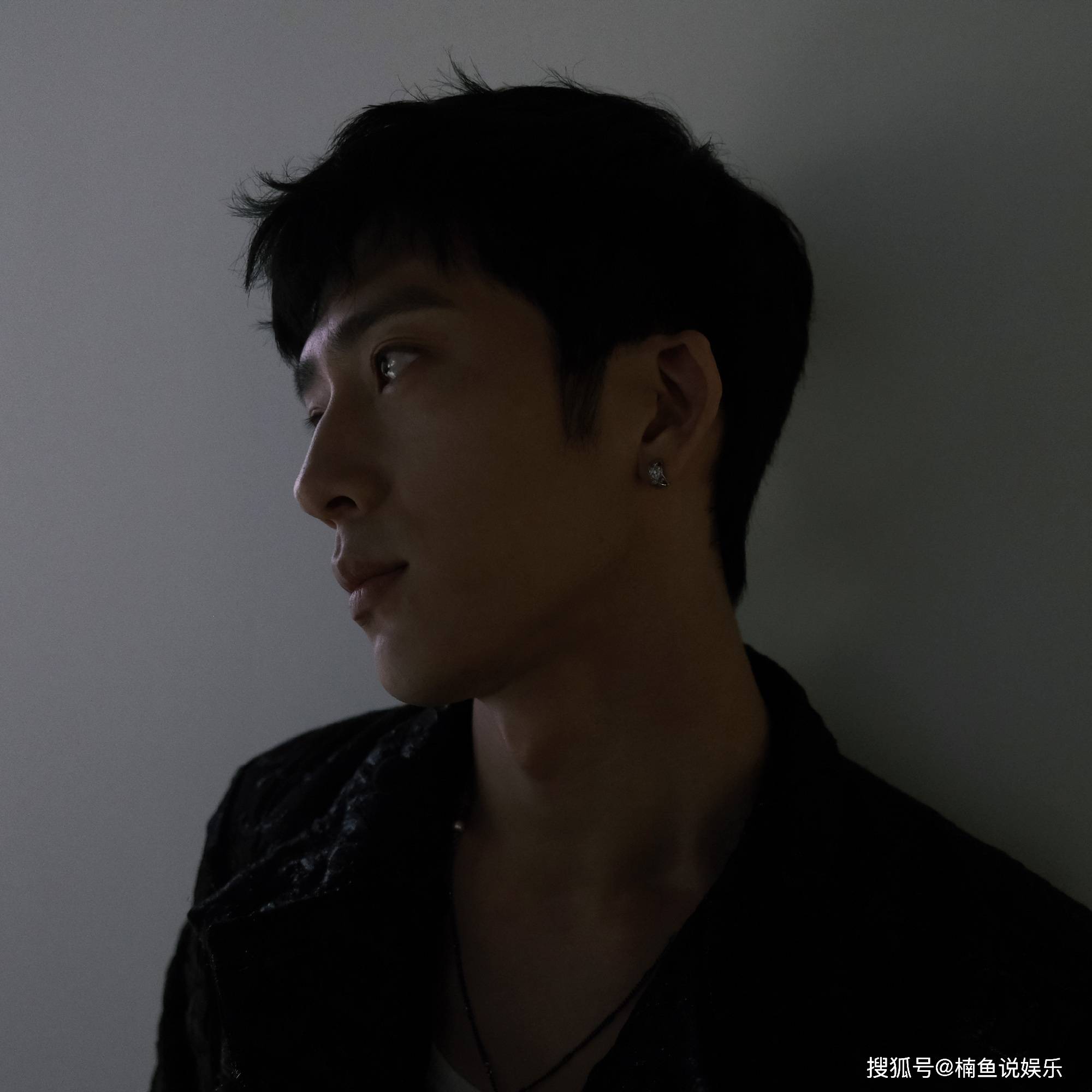 原创井柏然竹林光影大片侧颜精致意境十足轻奢贵公子气质好迷人