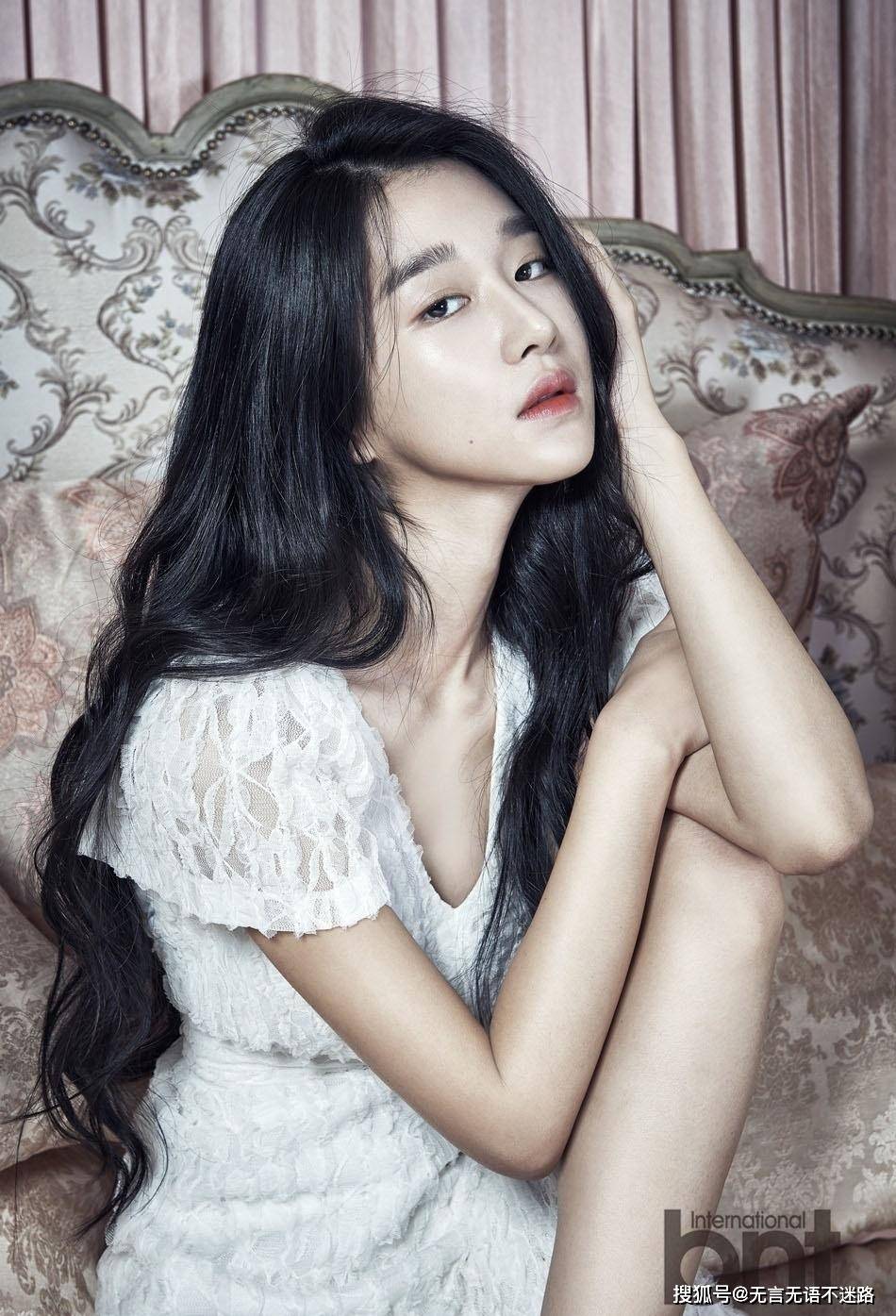 韩国女星徐睿知,红裙配墨镜尽显高级感,慵懒妩媚的眼神甚是迷人