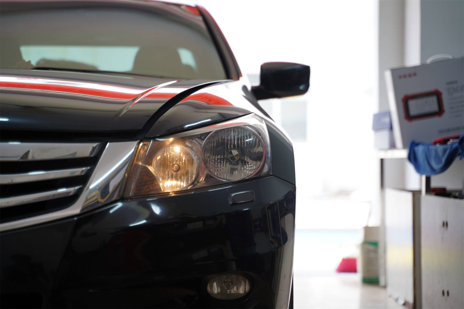 八代雅阁氙气大灯寿命已尽升级激光大灯透镜提升行驶安全性