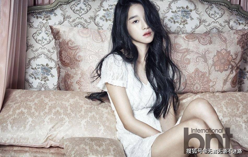 韩国女星徐睿知,红裙配墨镜尽显高级感,慵懒妩媚的眼神甚是迷人