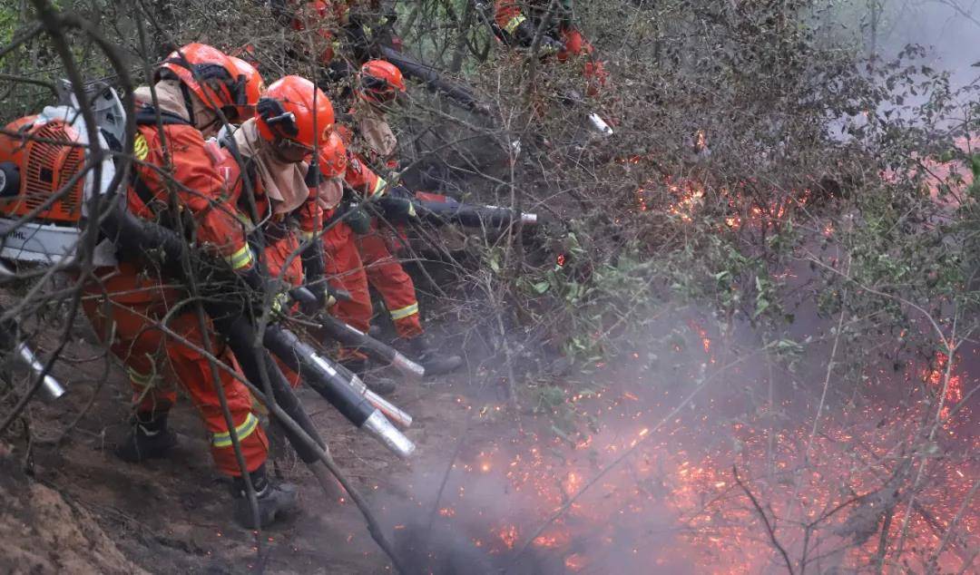 山西晋城突发森林火灾扑灭近千人多型直升飞机参与灭火