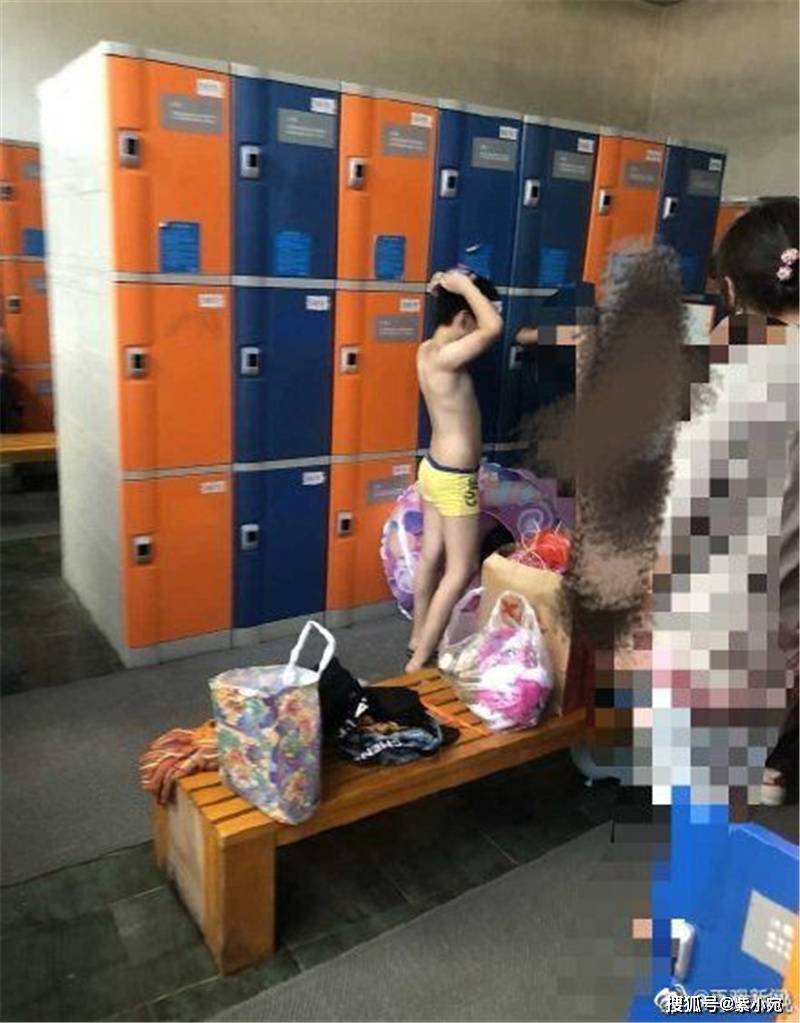 辣妈|辣妈每天游泳带14岁儿子进女更衣室，遭阻拦她回击：你就那么精贵